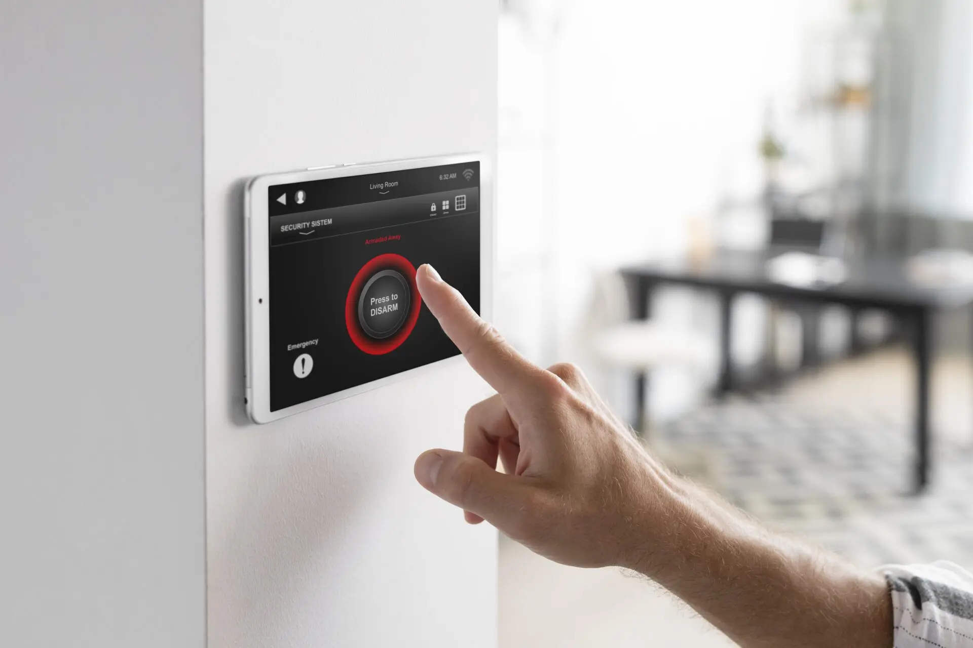 Ein Finger berührt den roten Bereich eines wandmontierten Alarmanlagen-Touchscreens mit dunkler Bedienoberfläche.